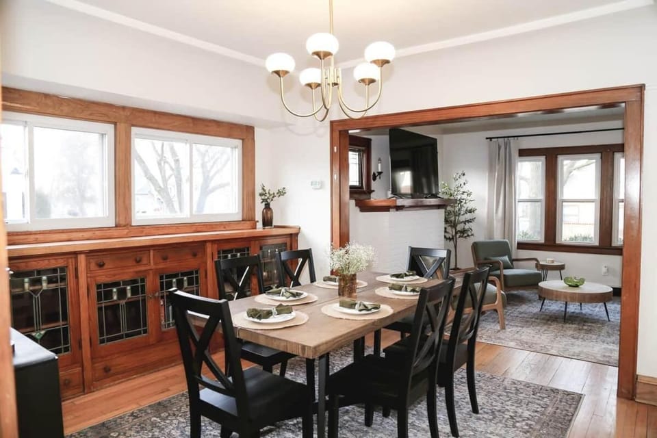 Near AmFam Field & Pettit |Sleeps 12|4BR + Parking House in Wauwatosa