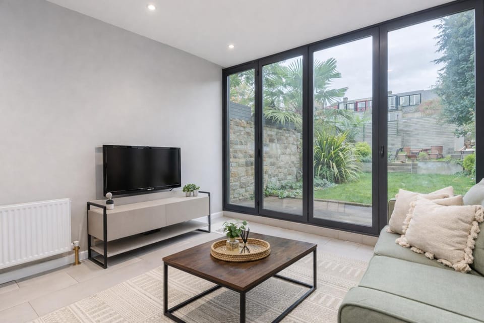 Cosy 2-Bed Garden Home with Heated Floors - Walk to Acton Central Apartment in London Borough of Ealing