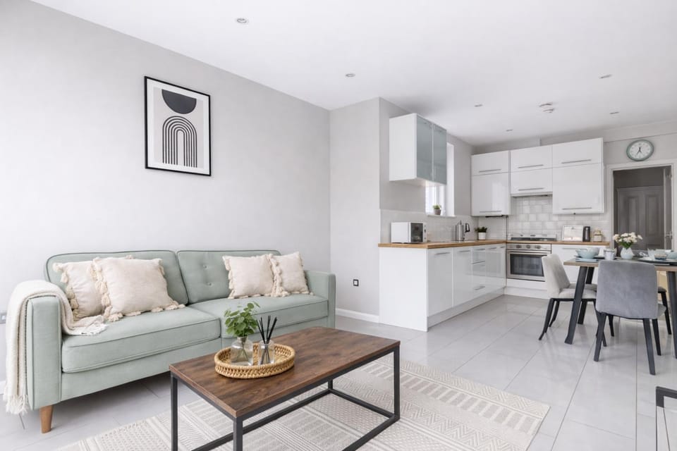 Cosy 2-Bed Garden Home with Heated Floors - Walk to Acton Central Apartment in London Borough of Ealing