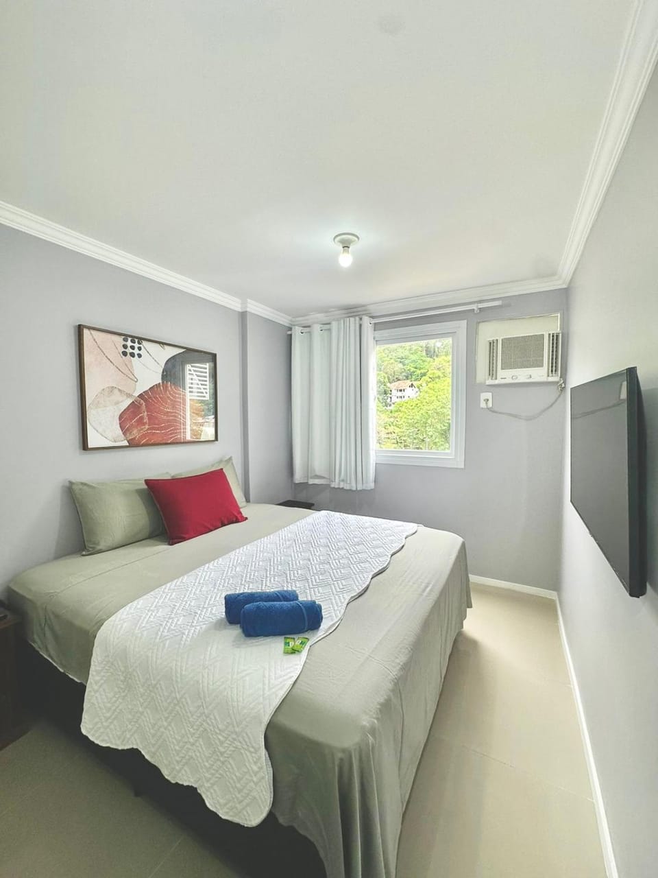 Bed, TV and multimedia, Photo of the whole room, Bedroom, towels, air conditioner