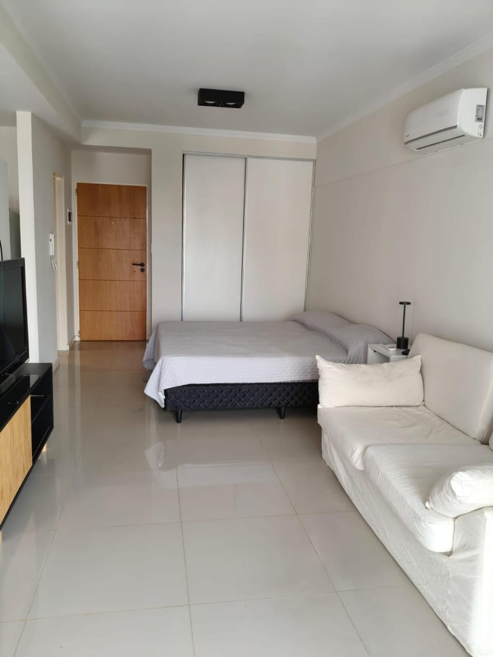 Bed, TV and multimedia, Living room, Photo of the whole room, Bedroom, wardrobe, air conditioner