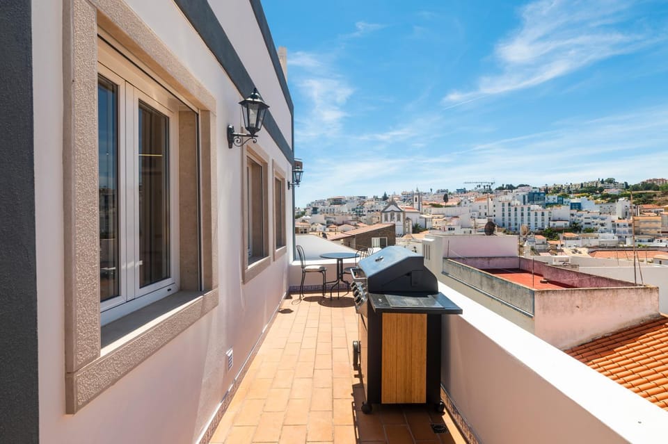 Property building, Patio, Day, BBQ facilities, Balcony/Terrace, City view