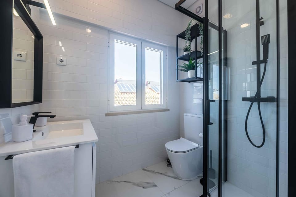 Shower, Toilet, Bathroom, towels