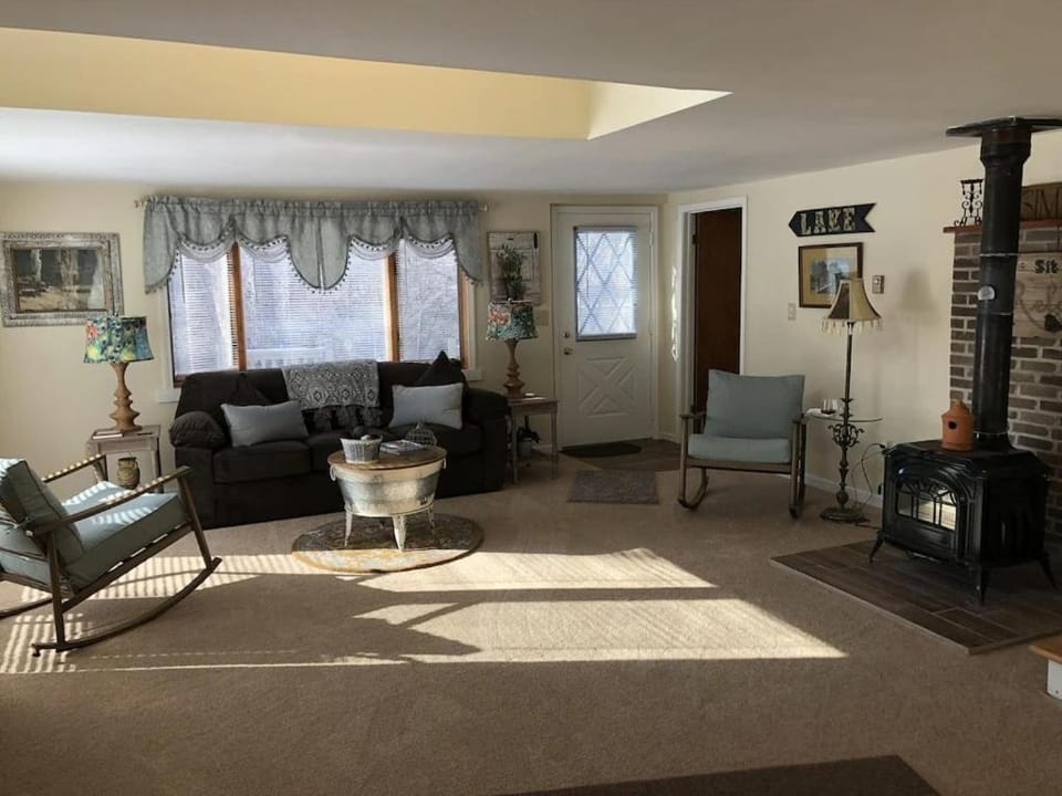 The Sunflower - Hot Tub Hideaway on 13 Wooded Acres - Fire Pit - Lake View - Near Keuka & Seneca Lake - Pet-Friendly House in Keuka Lake