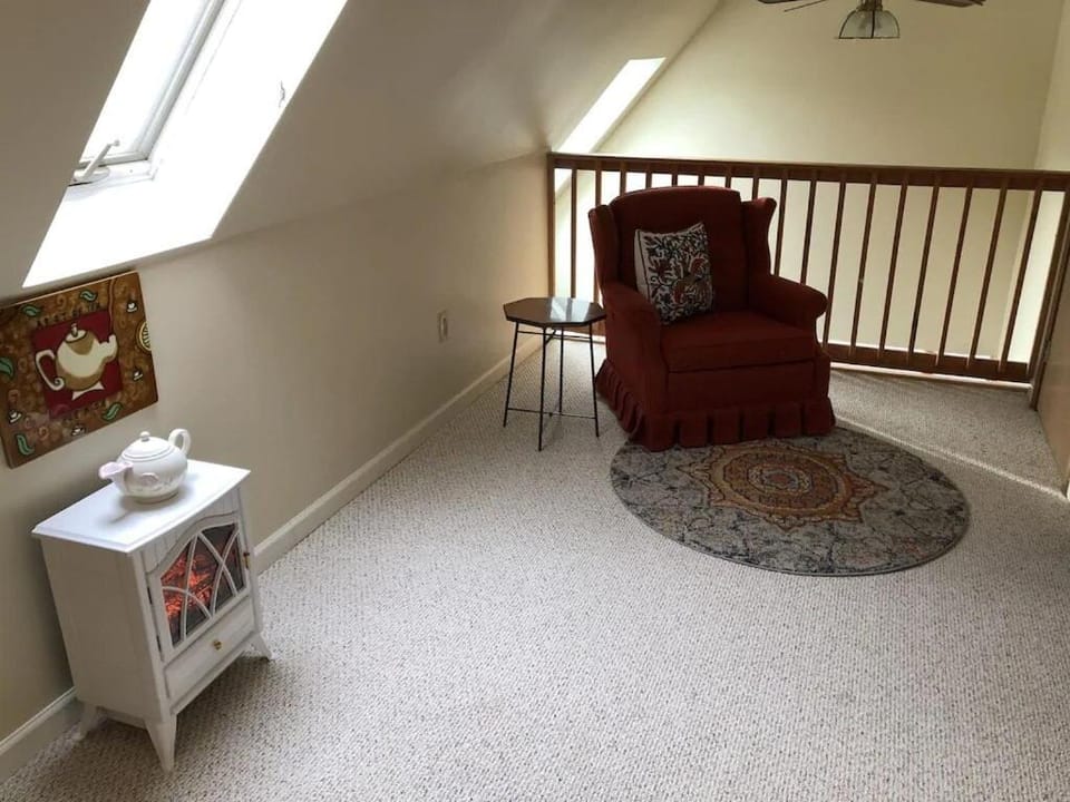 The Sunflower - Hot Tub Hideaway on 13 Wooded Acres - Fire Pit - Lake View - Near Keuka & Seneca Lake - Pet-Friendly House in Keuka Lake