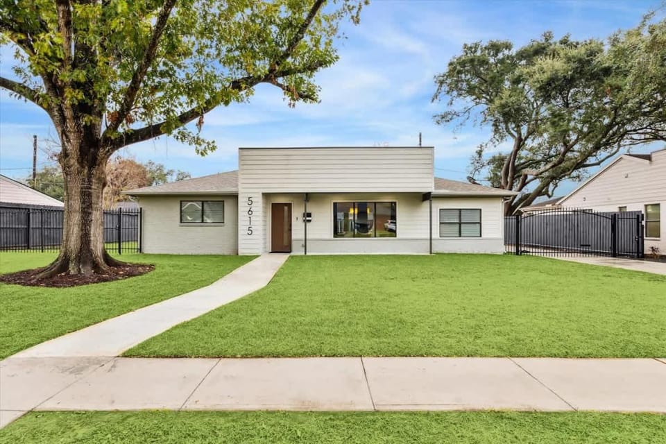 Luxury 4Bd 2Ba w Hot-Tub & Cinema Room - 14 guest House in Houston
