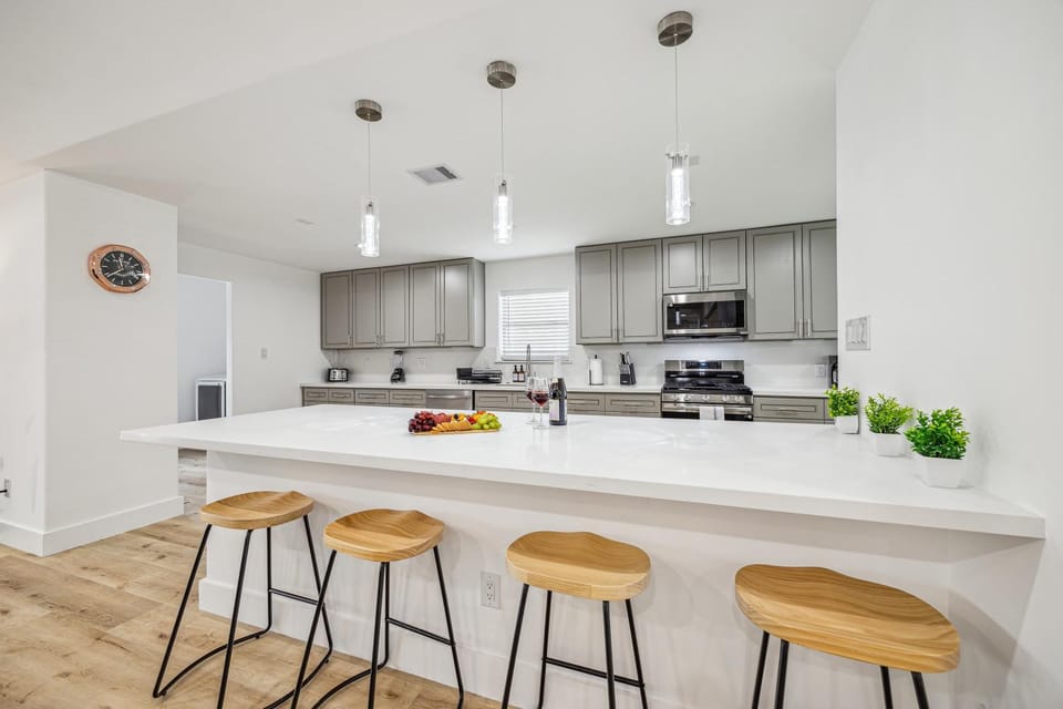 Beautiful 4Bd 3Ba Home with Pool Hot Tub & Cinema House in Houston