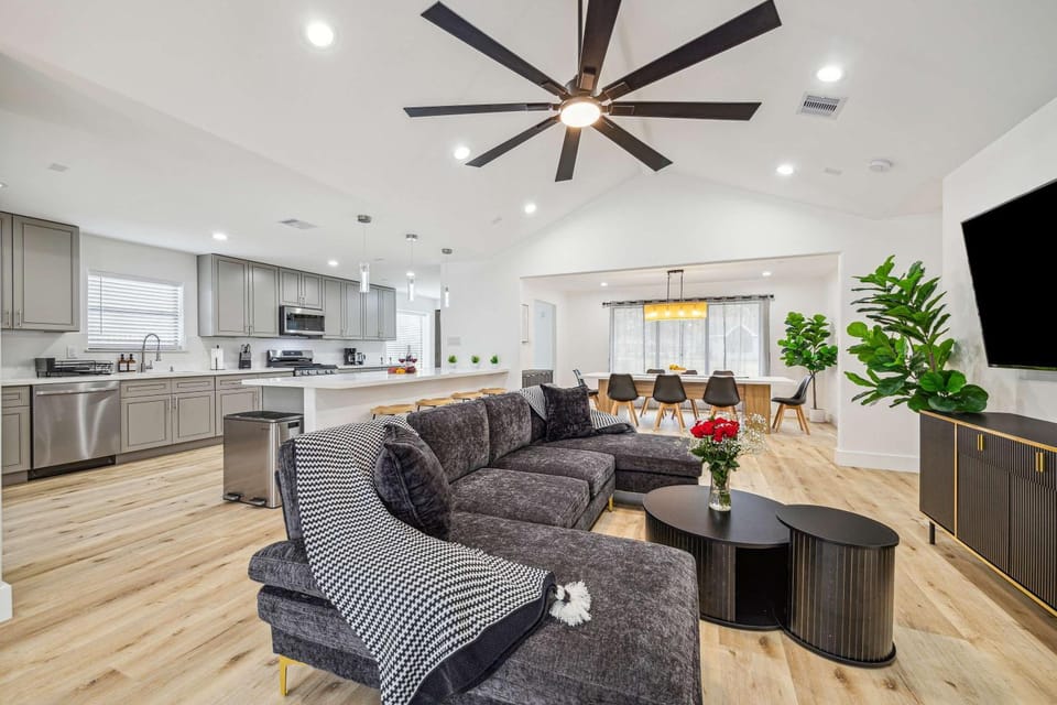 Beautiful 4Bd 3Ba Home with Pool Hot Tub & Cinema House in Houston