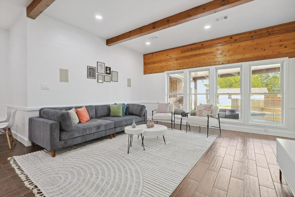 Gorgeous 4BR Home with Huge Yard Pool House in Denton