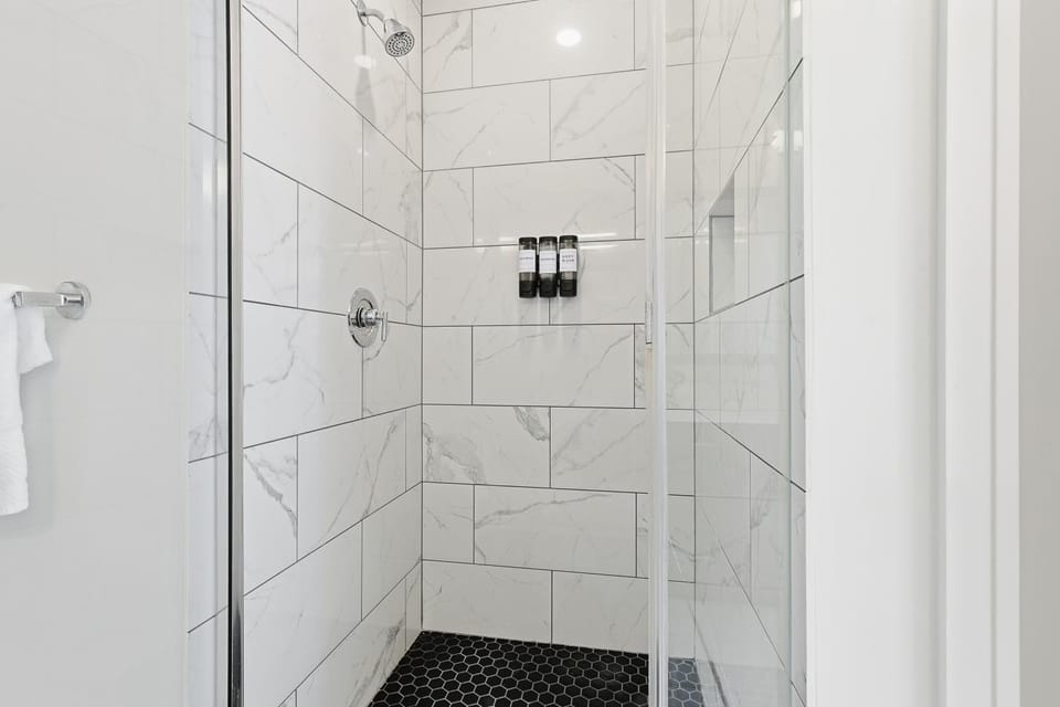 Upscale Penthouse Pool, Gym and Garage Apartment in Houston