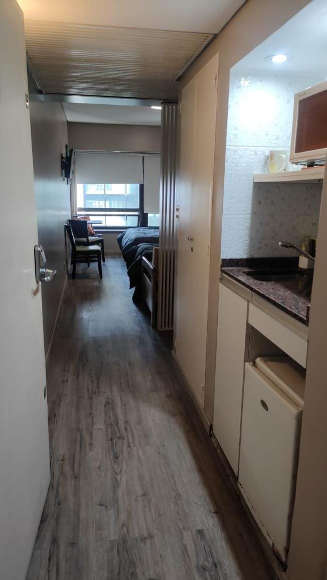 Kitchen or kitchenette, minibar