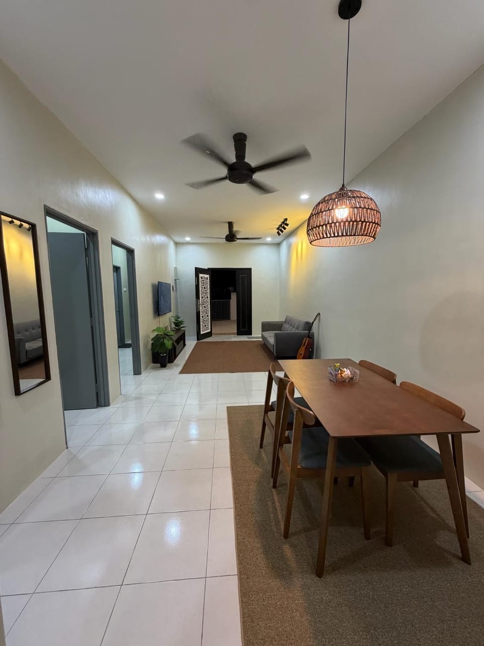 TV and multimedia, Living room, Seating area, Dining area