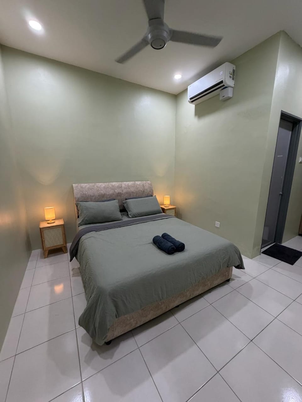 Bed, Photo of the whole room, Bedroom, towels, air conditioner