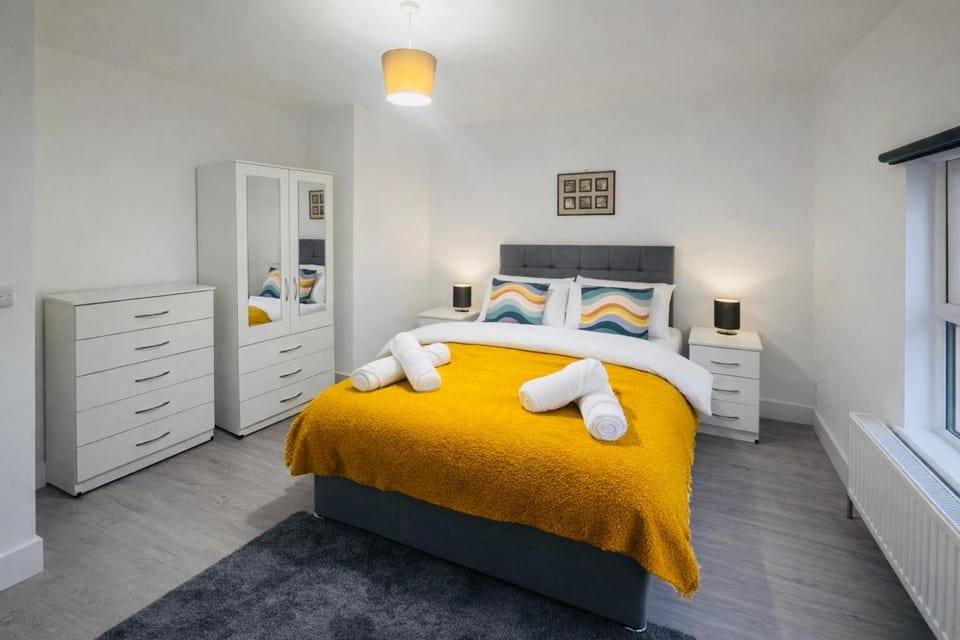 Bed, Bedroom, towels, wardrobe