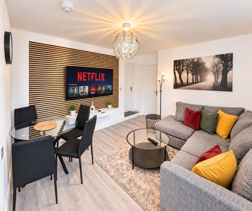 Communal lounge/ TV room, TV and multimedia, Living room, Seating area, Dining area