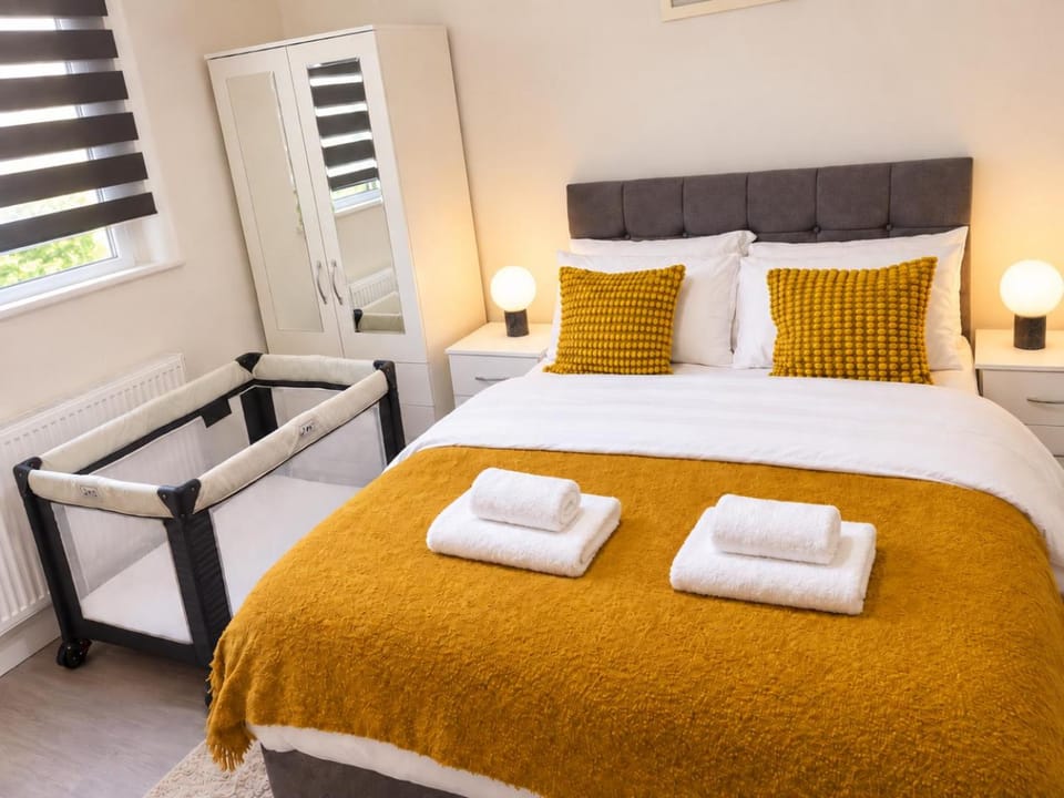 Exquisite Four Double Bed Room House House in Nottingham