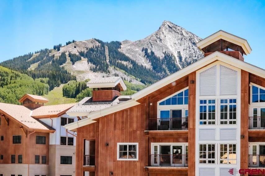 Pet Friendly Suite with Ski In-Out Pool Hot Tub House in Colorado