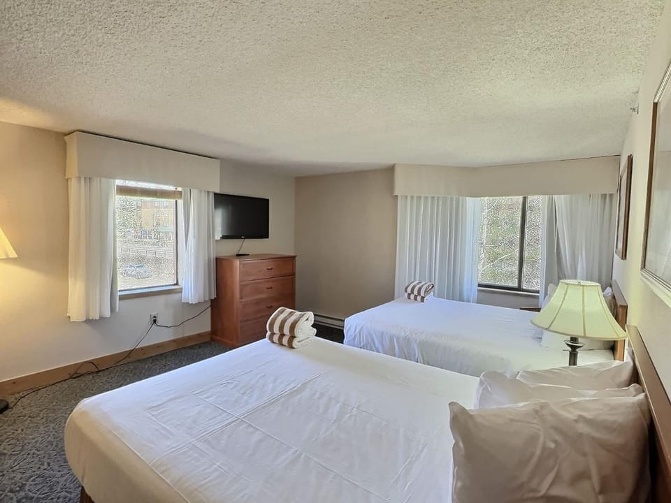 1 Bedroom Condo Perfect Location #425 with Pool and Hot Tub House in Colorado