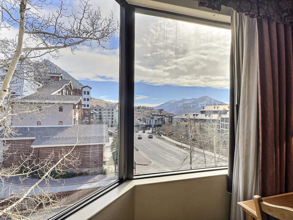 King Suite with a View Ski In-Out Pool Hot Tub House in Colorado