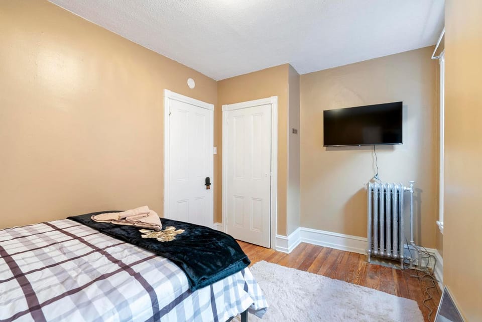 Photo of the whole room, Bedroom, internet
