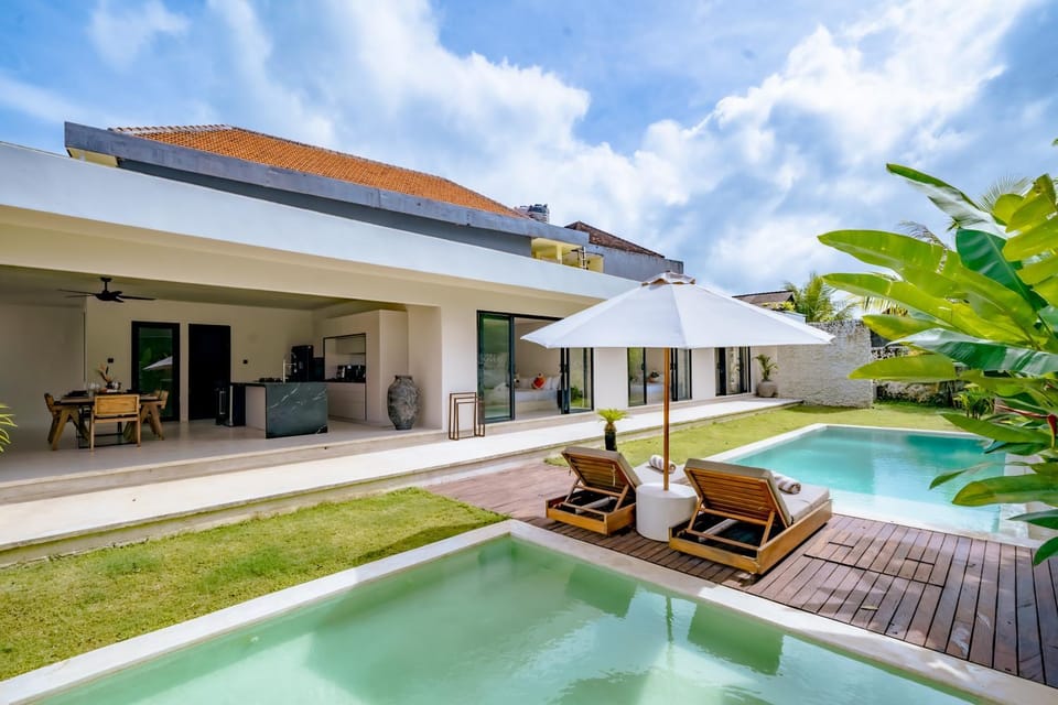 Property building, Day, Garden, Dining area, Pool view, Swimming pool, sunbed