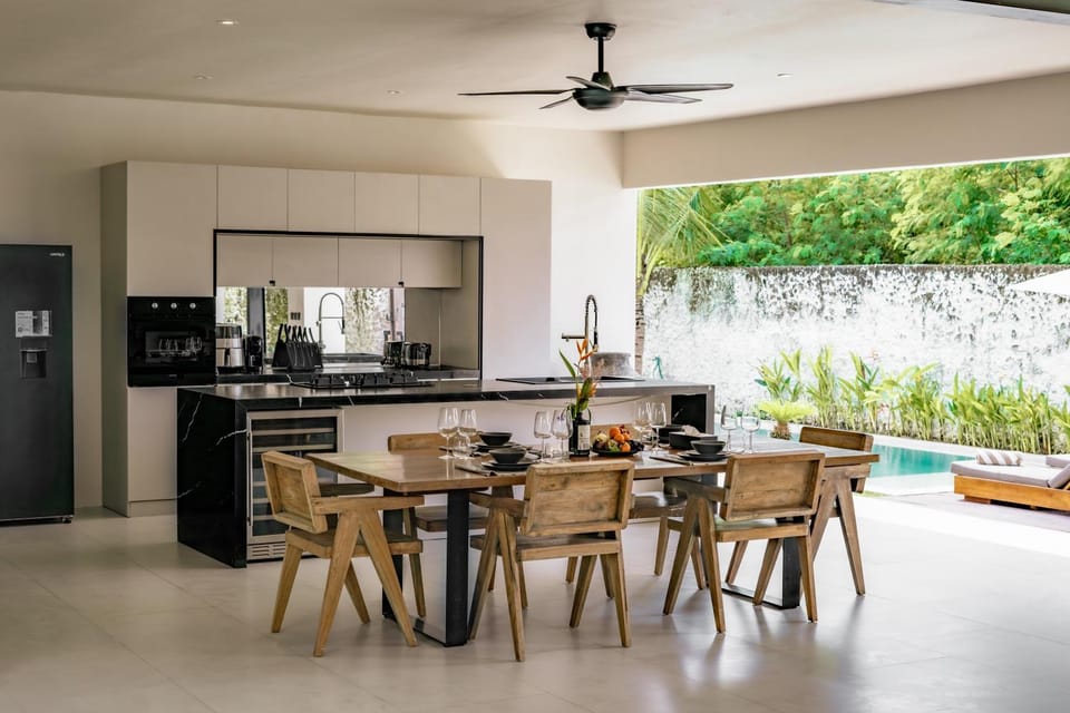 Coffee/tea facilities, Kitchen or kitchenette, Seating area, Dining area, minibar, oven, stove, toaster