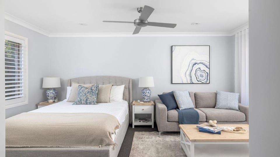Bed, Seating area, Bedroom