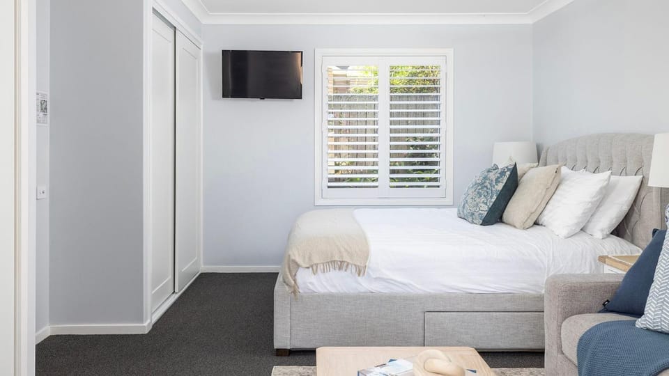 Bed, TV and multimedia, Bedroom