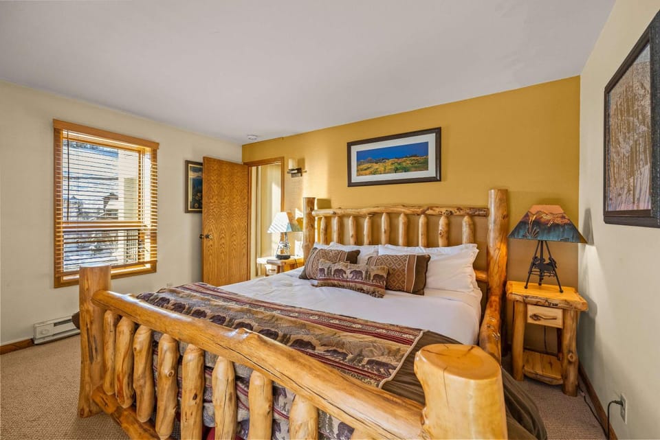Great for Families 3 bed 3 bath Plaza Condo House in Colorado