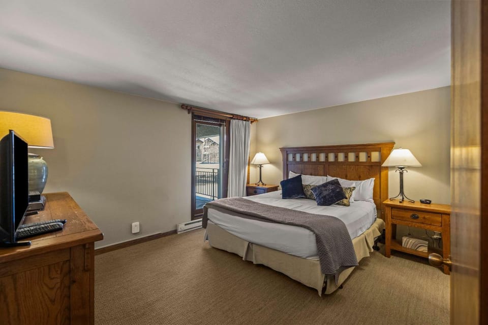 Modern Finishes and Cozy Vibes Plaza 2 BR mtn view House in Colorado