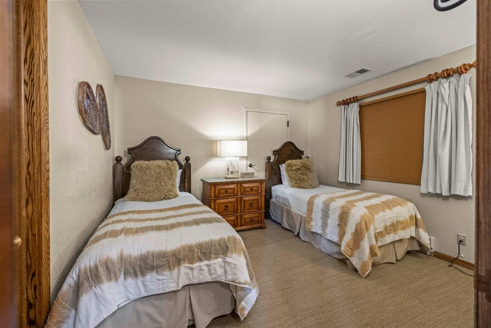 Modern Finishes and Cozy Vibes Plaza 2 BR mtn view House in Colorado
