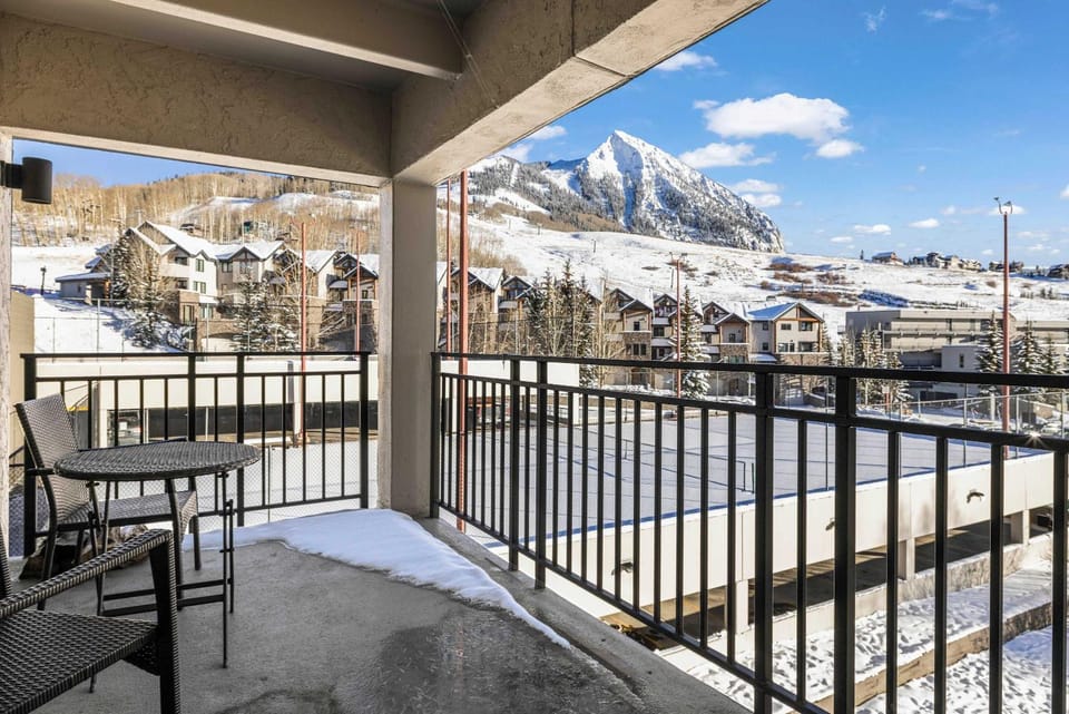 Mountain getaway at the Plaza 2 bed 2 bath stellar view House in Colorado