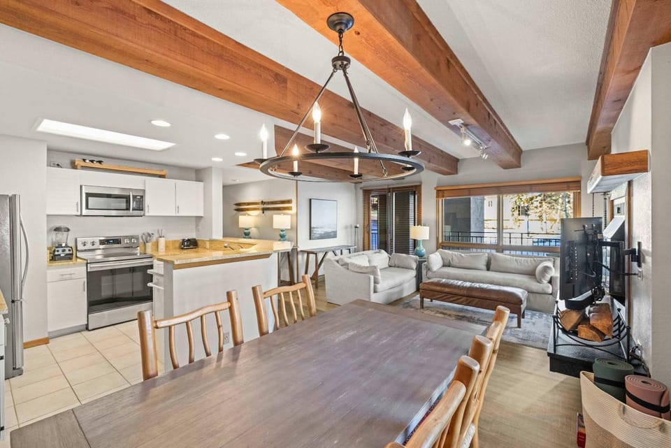 Modern Comfort at the Plaza 2 Bed with a View House in Colorado