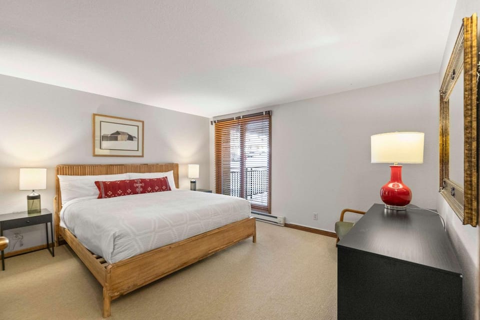 Modern Comfort at the Plaza 2 Bed with a View House in Colorado