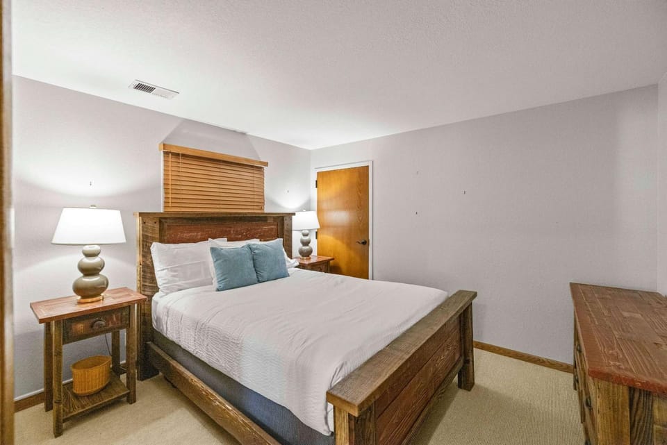 Modern Comfort at the Plaza 2 Bed with a View House in Colorado