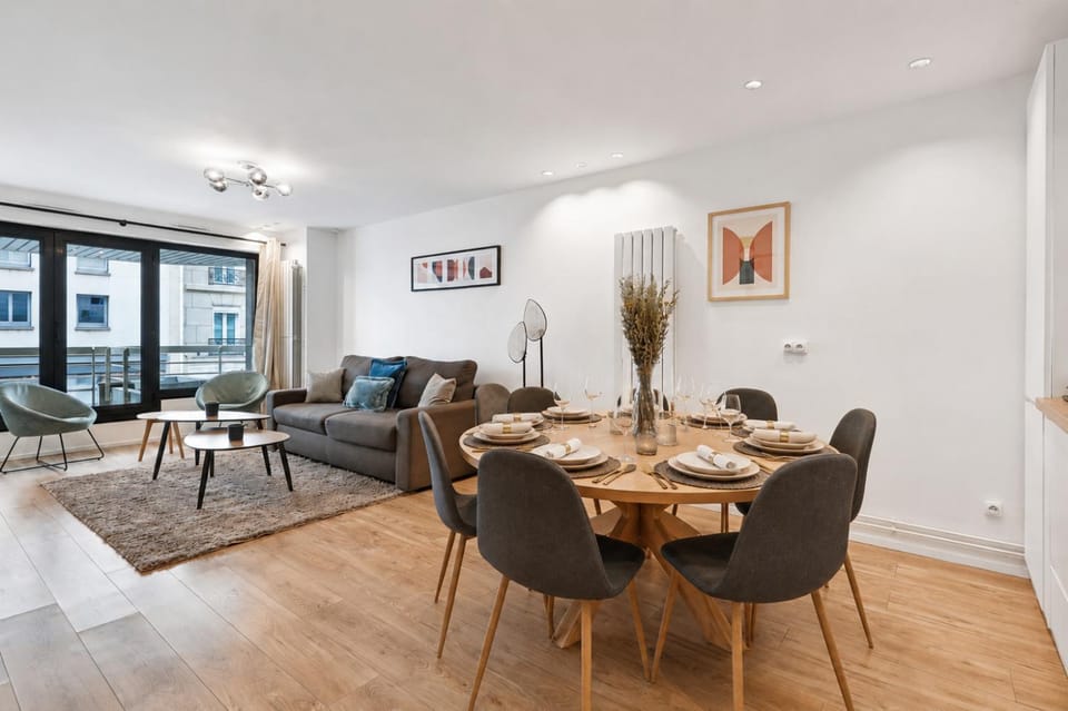 Sublime apartment 2BR 6P Balcony Eiffel Tower Apartment in Paris