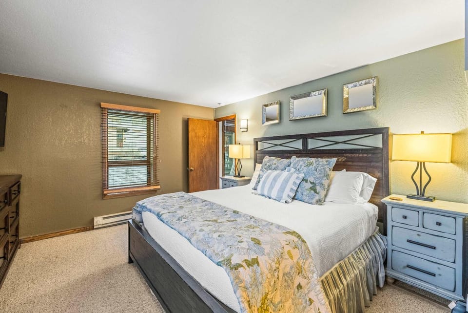 Gorgeous 3 king bed 3 full bath mountainside condo House in Colorado