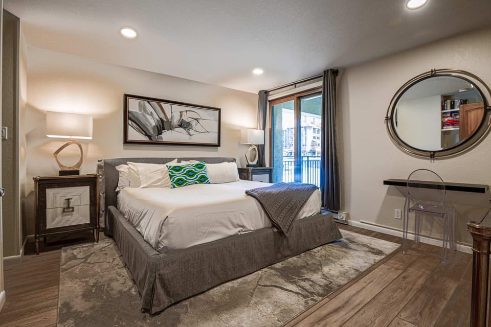 Modern Cozy at the Plaza 2 Bed With a View House in Colorado