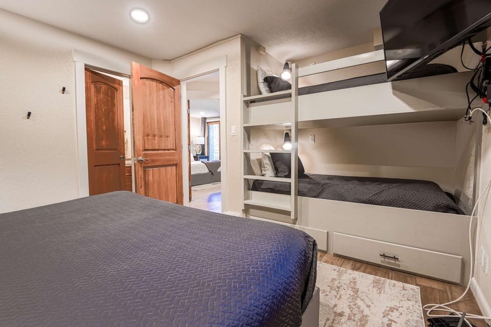 Modern Cozy at the Plaza 2 Bed With a View House in Colorado