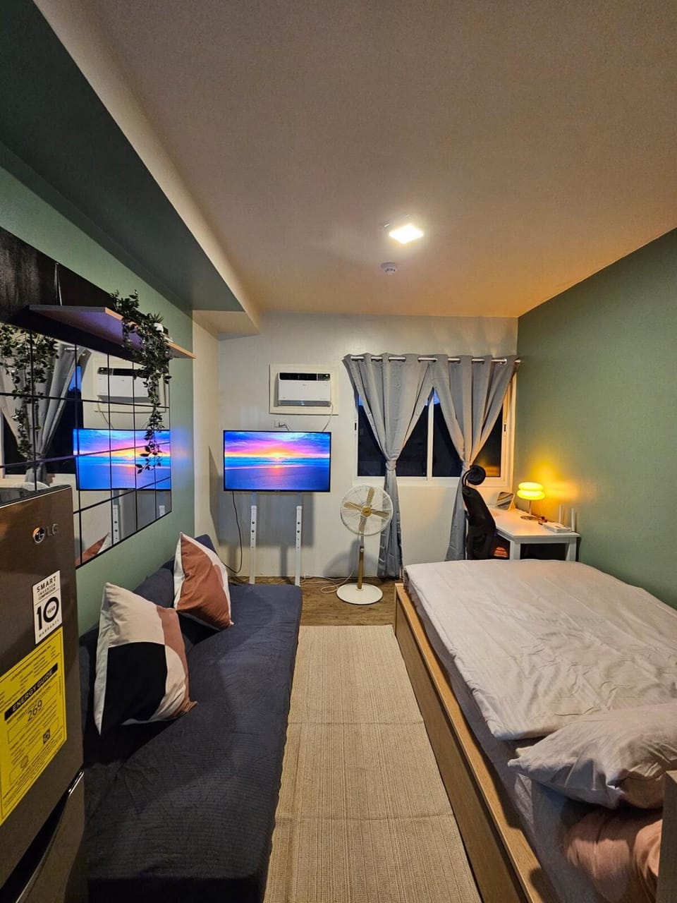 Bed, TV and multimedia, Evening entertainment, Bedroom