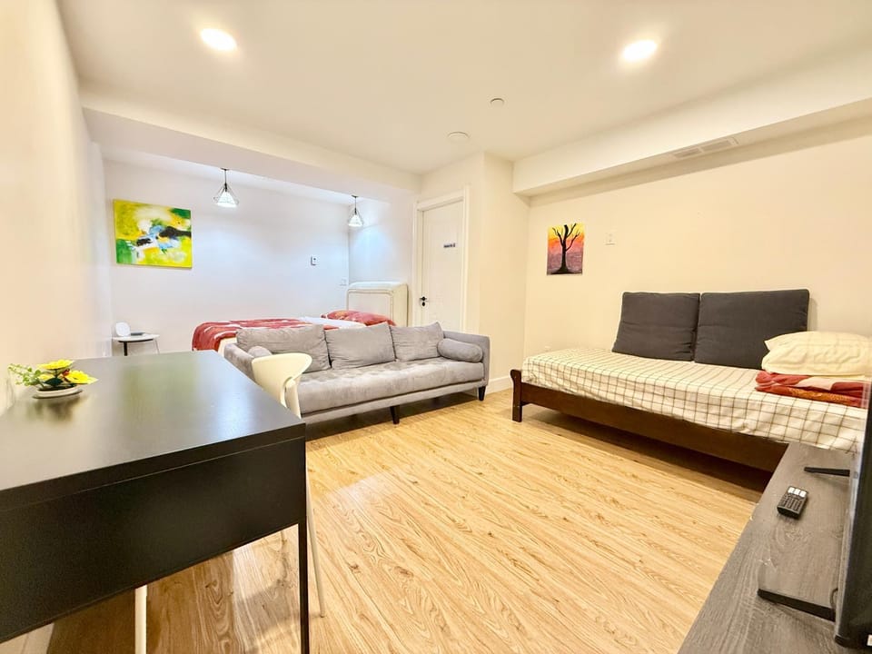 Private Guest Suite, Two Parking Spaces Apartment in Pitt Meadows