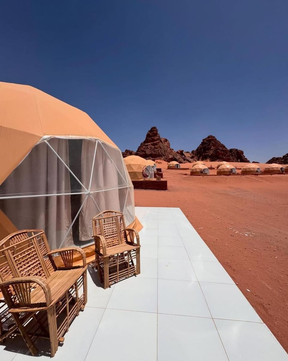 Property building, Patio, Nearby landmark, Restaurant/places to eat, Living room, Seating area, Breakfast, sunbed