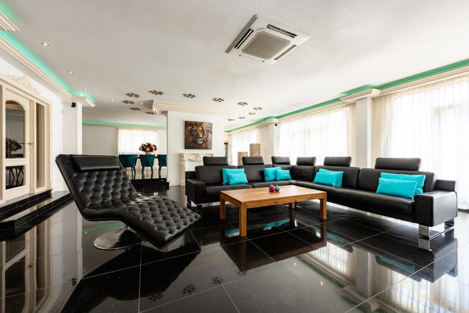 TV and multimedia, Living room, Seating area, air conditioner