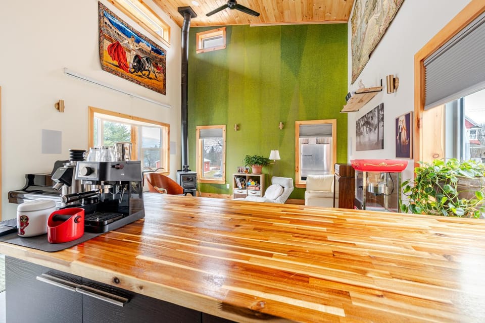 Coffee/tea facilities, Kitchen or kitchenette, Living room, Dining area, microwave