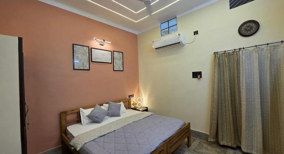 Bed, Photo of the whole room, Bedroom, towels, air conditioner