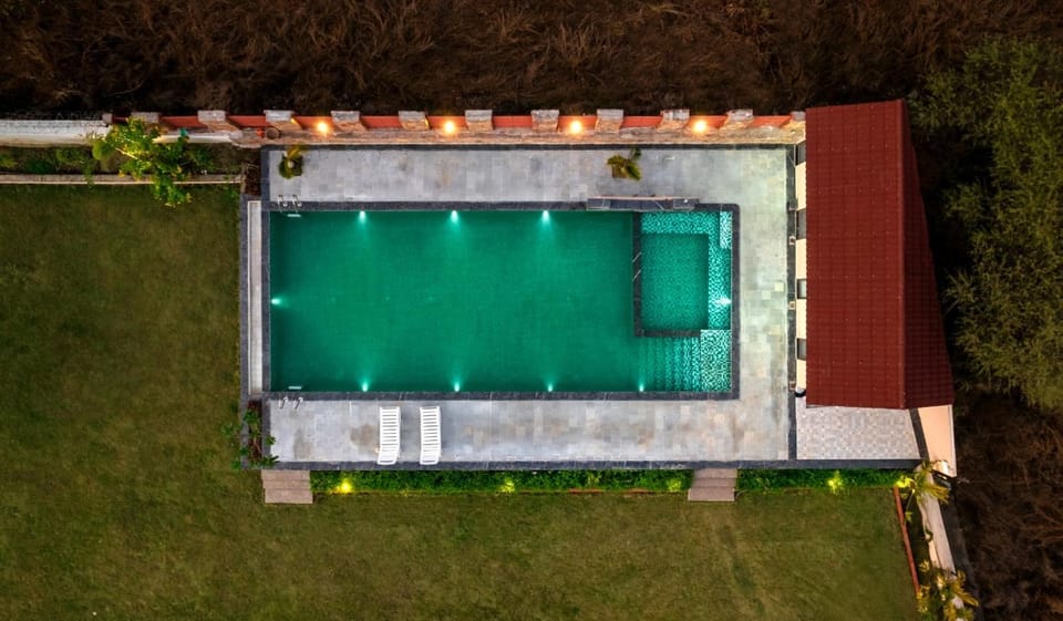 Bird's eye view, Pool view