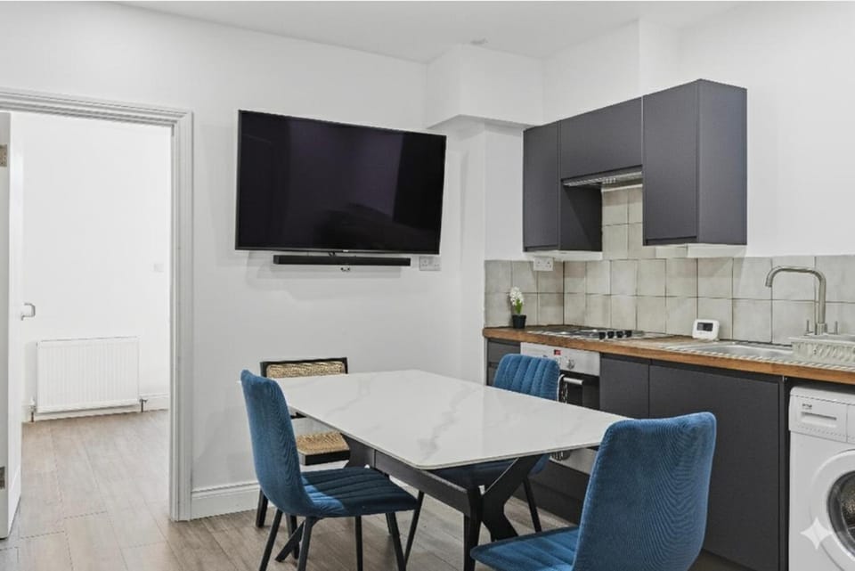 2 Bed London Stay - Sleeps 4 - FREE Parking & WIFI Apartment in London Borough of Camden