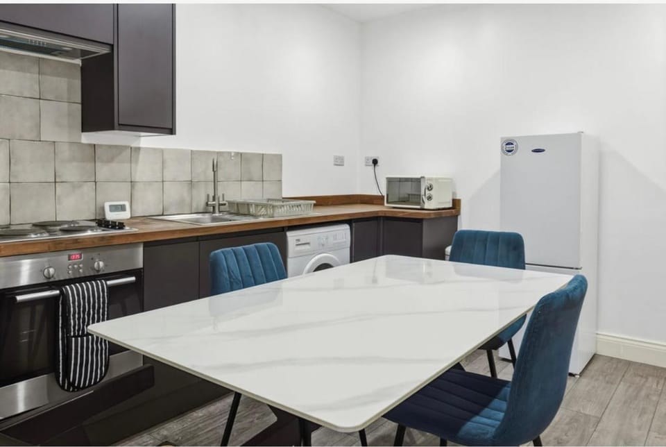 2 Bed London Stay - Sleeps 4 - FREE Parking & WIFI Apartment in London Borough of Camden