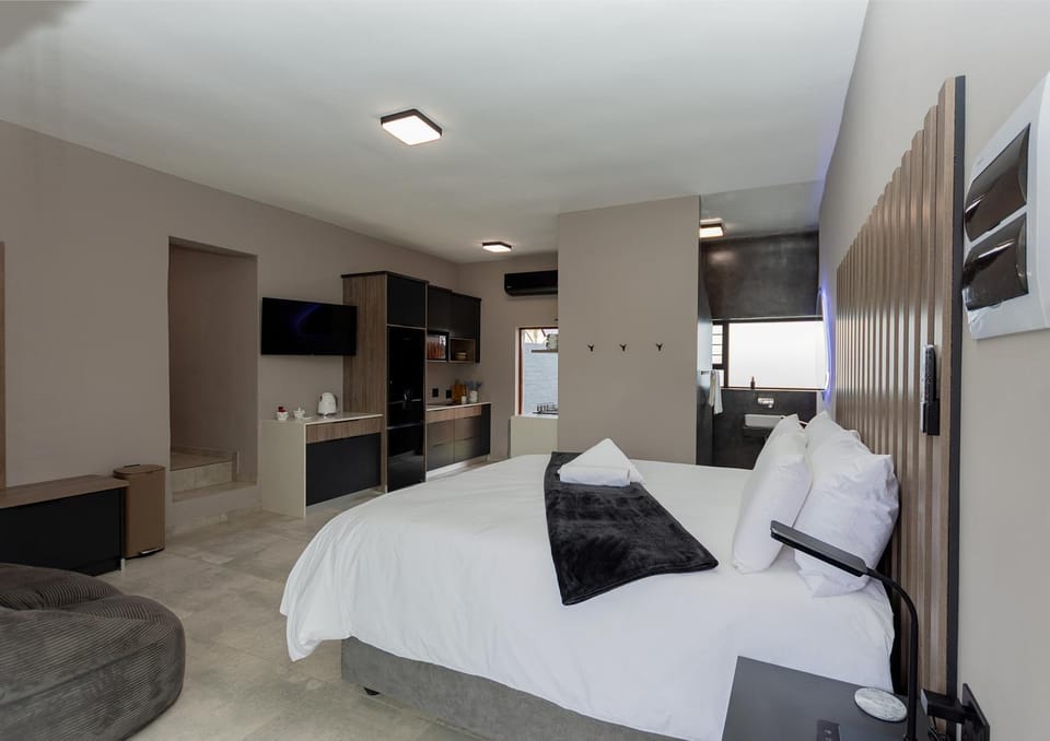 Bed, Kitchen or kitchenette