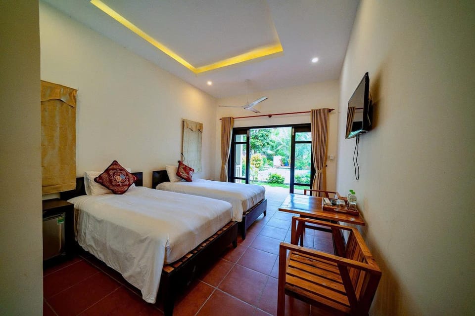 Bed, TV and multimedia, Photo of the whole room, Seating area, Bedroom